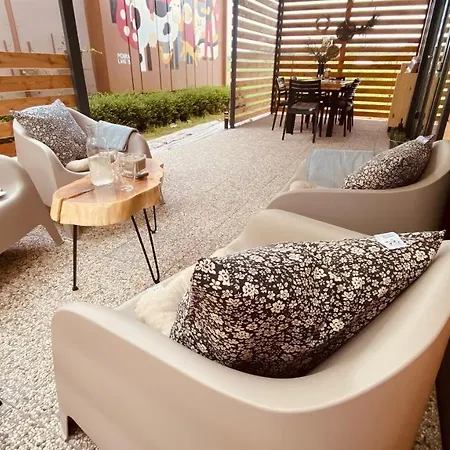 Magnolia House By The River *